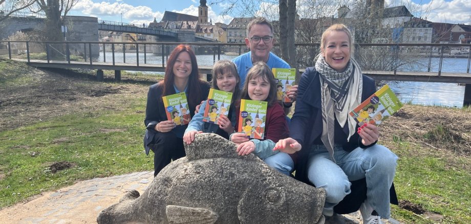 Viel Spaß verspricht das neue Kitzinger Kinderquiz. TI-Leiterin Christina Richard, die beiden fleißigen Helferinnen Helena und Franziska Then, Alexander Nuss von der TI-Kitzingen und Petra Reissmann präsentieren die neuen Hefte. 