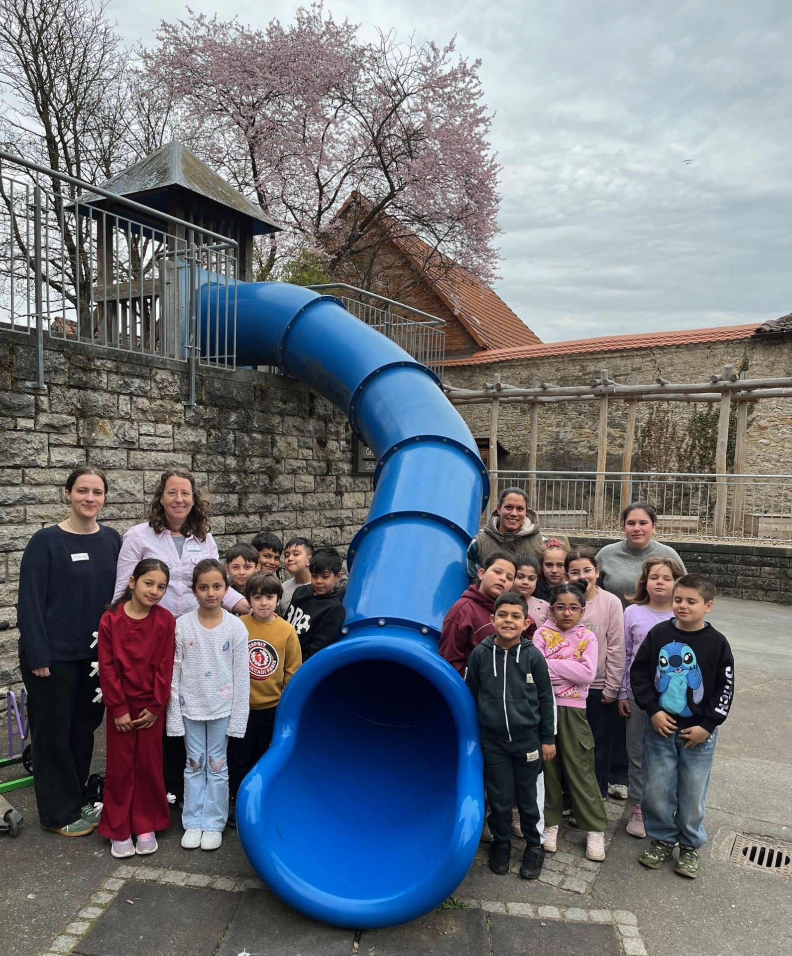 Sauber gemacht Kinder der St. Hedwig-Schule haben die Schmierereien Unbekannter eigenständig beseitigt