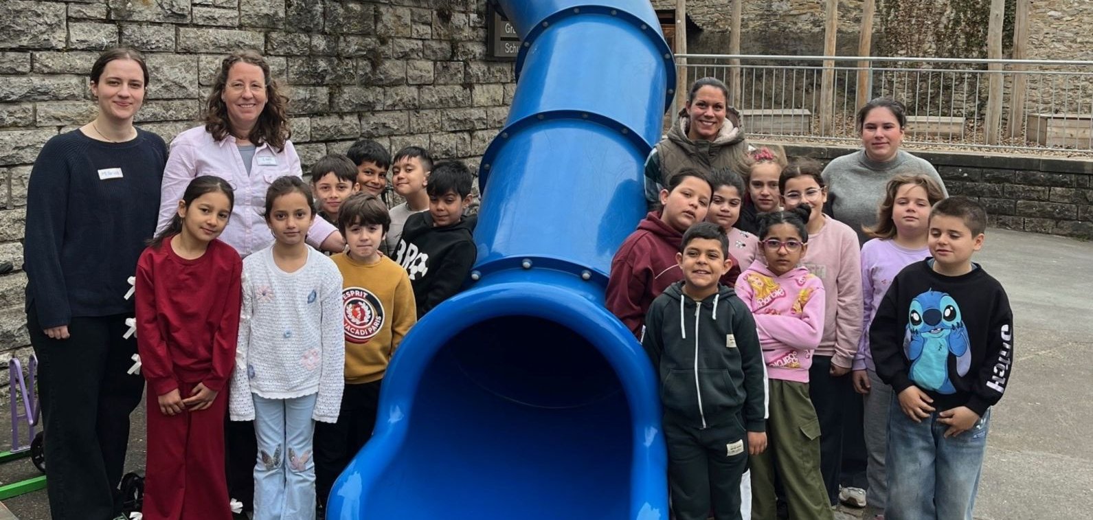Sauber gemacht Die Kinder der Deutschklasse aus St. Hedwig haben Schmierereien Unbekannter auf dem Schulhof beseitigt