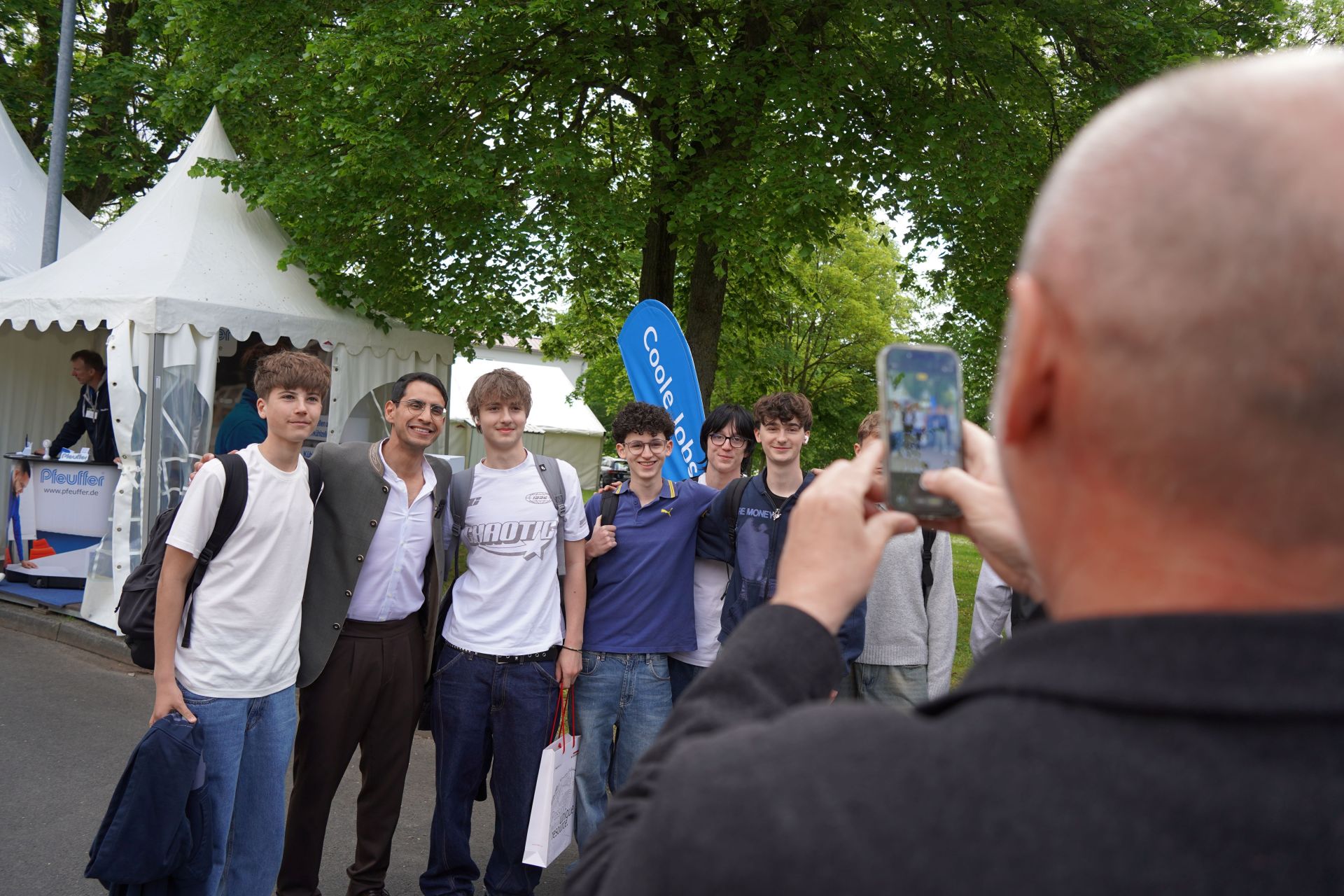 Oberbürgermeister Dr. Enis Tiz mit jungen Menschen auf dem Gelände des Innopark. Dort finden am 8. und 9. Mai die Berufsinformationstage statt.