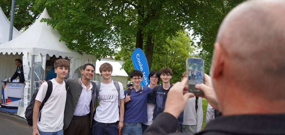 Oberbürgermeister Dr. Enis Tiz mit jungen Menschen auf dem Gelände des Innopark. Dort finden am 8. und 9. Mai die Berufsinformationstage statt.