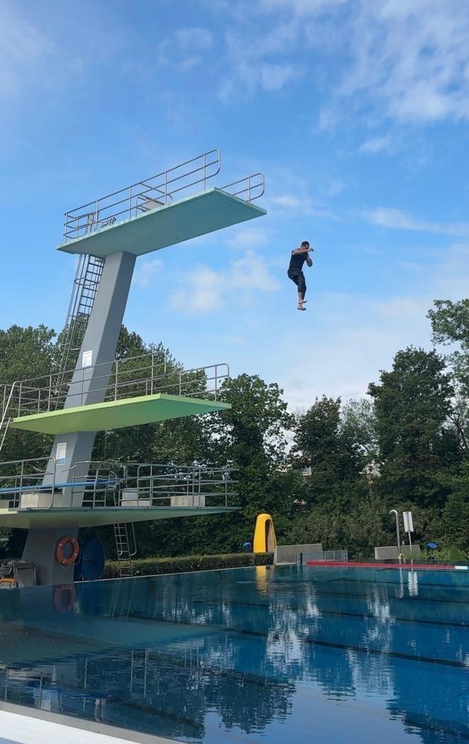 Freibad ist eröffnet Oberbürgermeister Dr. Enis Tiz springt vom Zehn-Meter-Turm im Kitzinger Freibad