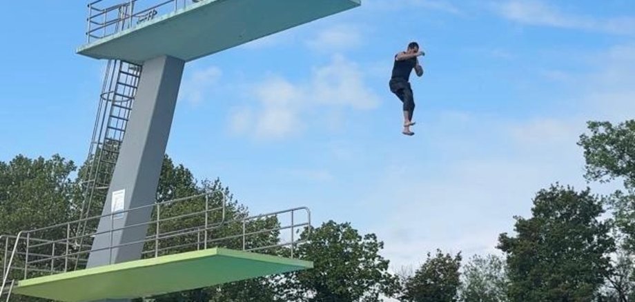 Oberbürgermeister Dr. Enis Tiz springt vom Zehn-Meter-Turm im Kitzinger Freibad