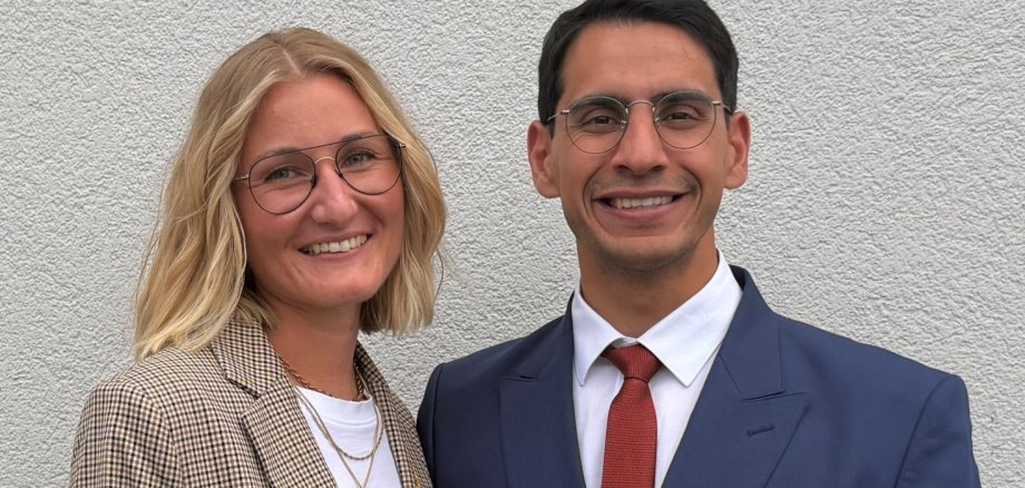Neue Ortssprecherin für Hoheim Mona Reisenleiter ist die neue Ortssprecherin für Hoheim. OB Dr. Enis Tiz gratuliert zur Wahl