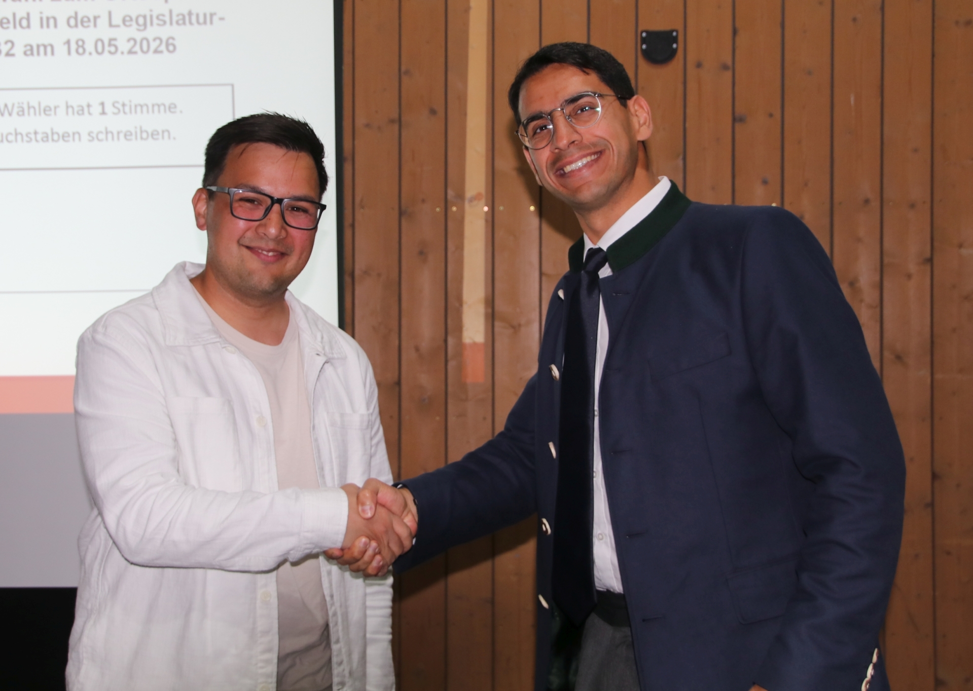 Neuer Ortssprecher in Hohenfeld Oberbürgermeister Dr. Enis Tiz (rechts im Bild) gratuliert dem neu gewählten Ortssprecher von Hohenfeld, Christian Weichselfelder.
