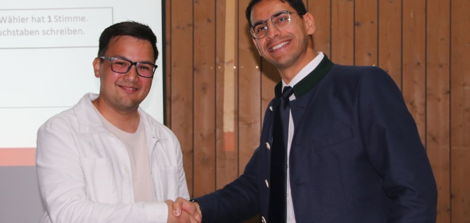 Neuer Ortssprecher in Hohenfeld Oberbürgermeister Dr. Enis Tiz (rechts im Bild) gratuliert dem neu gewählten Ortssprecher von Hohenfeld, Christian Weichselfelder.