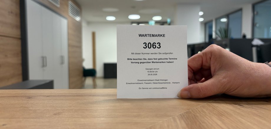 Wartemarke Eine beispielhafte Wartemarke wird im Einwohnermeldeamt präsentiert.