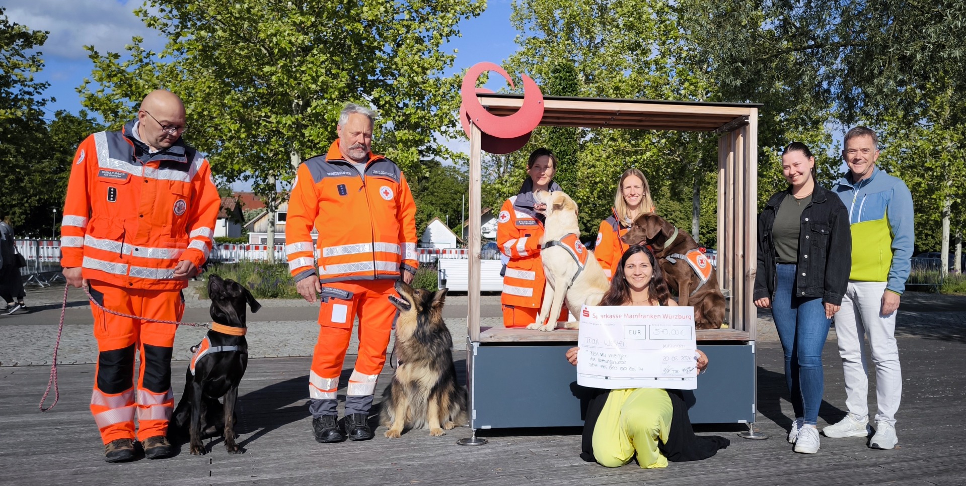 Spendenübergabe an BRK-Hunderettungsstaffel Spendenübergabe für die BRK-Hunderettungsstaffel: Sigmar Maier mit Nero, Tobias Graßliner mit Kiwi, Sylvia Veeh mit Bo, Sara Schmidt mit Hugo, Tanja Stock (Wiesenbronner Weinprinzessin), Alex Nuss (Stellv. Hofrat) kniend: Michelle Krämer (Kitzinger Kätherle).