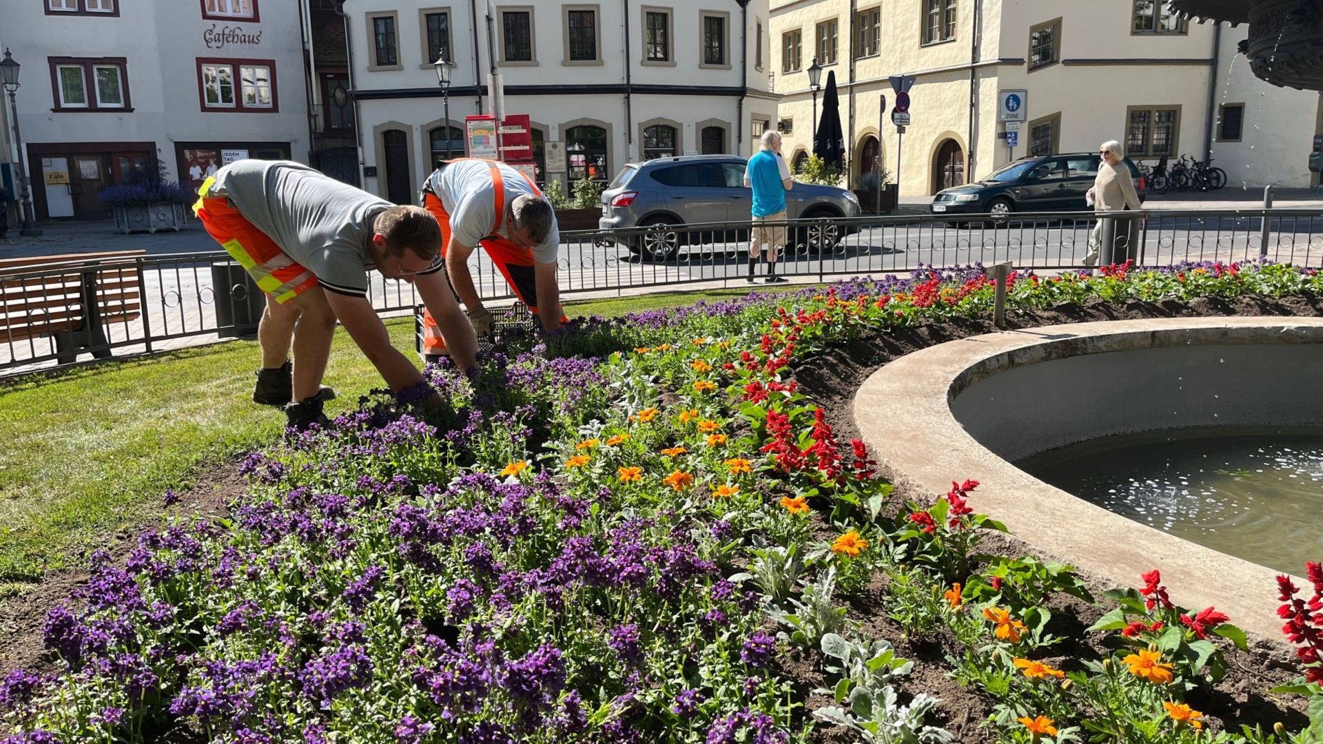 Wenn die Stadt aufblüht Die Stadtgärtner Niklas Pobel und Stefan Maurer bringen den Sommerflor am Platz der Partnerstädte ein.