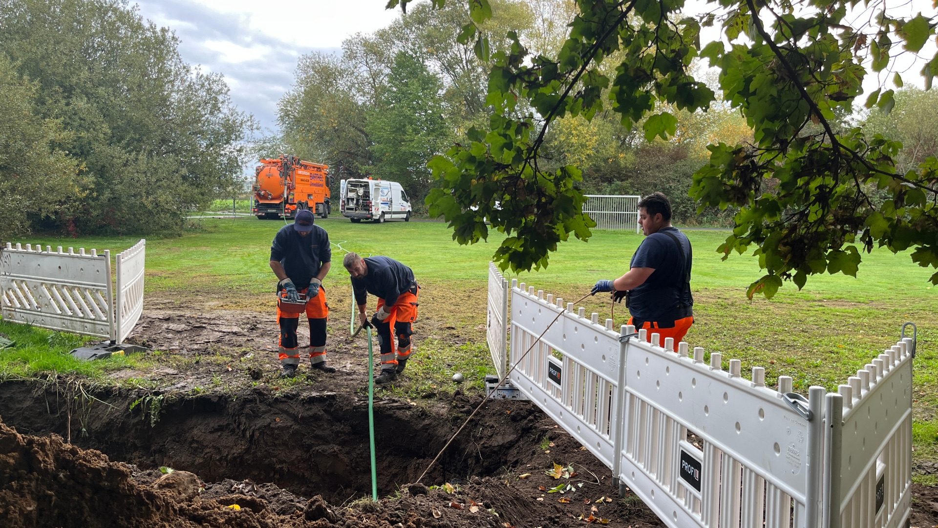 Arbeiten am Bolzplatz Umfangreiche Kanalarbeiten sind am kleinen Fußballfeld am Rande von Etwashausen nötig geworden.