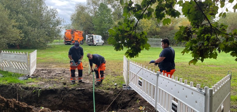 Arbeiten am Bolzplatz Umfangreiche Kanalarbeiten sind am kleinen Fußballfeld am Rande von Etwashausen nötig geworden.