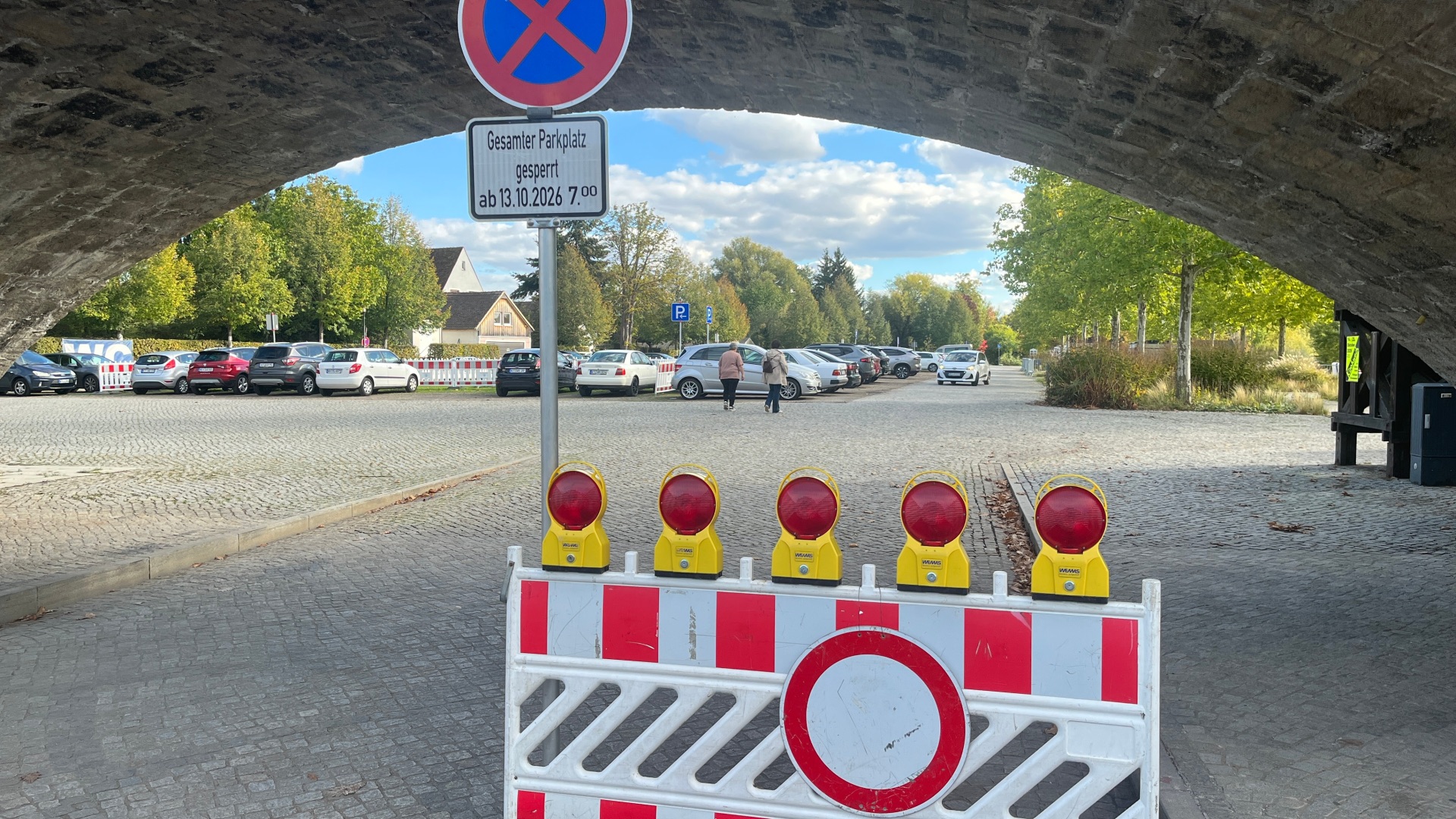 Ausweichparkplatz gesperrt Der Ausweichparkplatz am Bleichwasen ist für die Zeit der Etwashäuser Kirchweih für Autofahrer gesperrt.