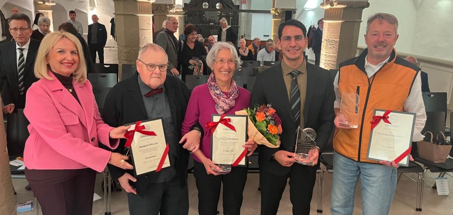 Auszeichnung für drei besondere Persönlichkeiten: Landrätin Tamara Bischof, Herbert Müller, Christa Heinrich, OB Dr. Enis Tiz und Ralph Bartholomäus.