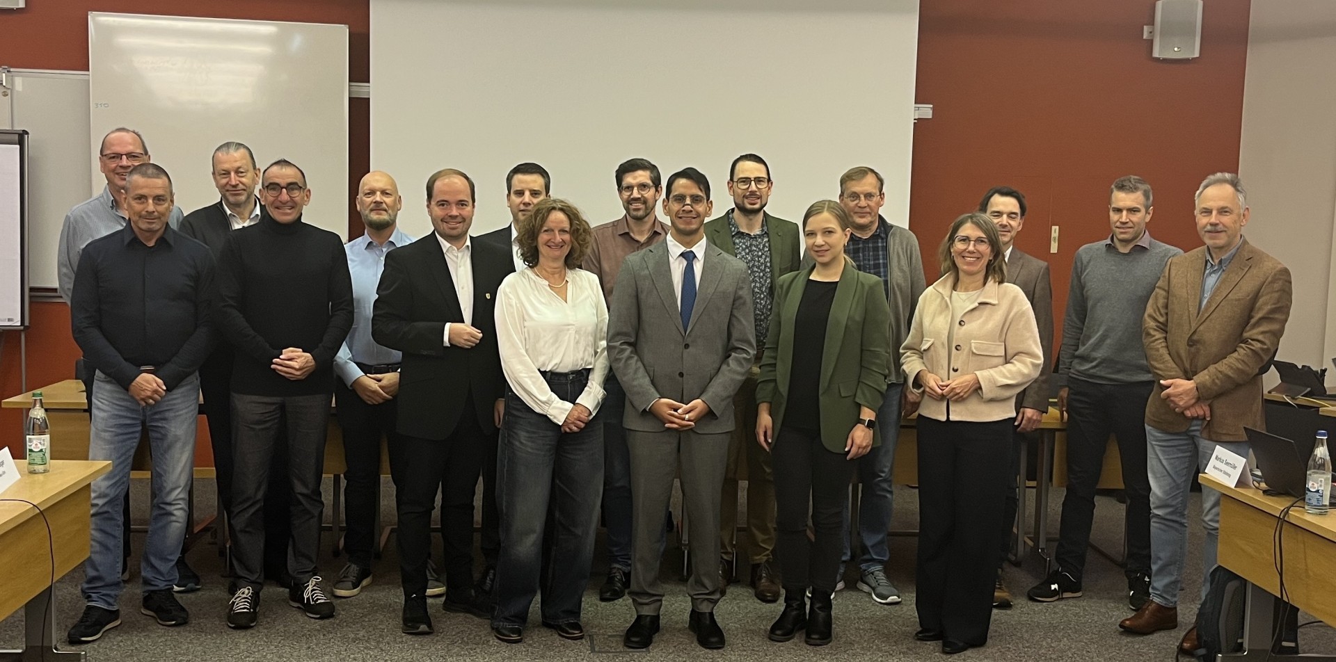 Geschäftsstellenleiter zu Besuch Oberbürgermeister Dr. Enis Tiz begrüßte die Hauptamtsleiterinnen und -leiter im Sitzungssaal des Rathauses.