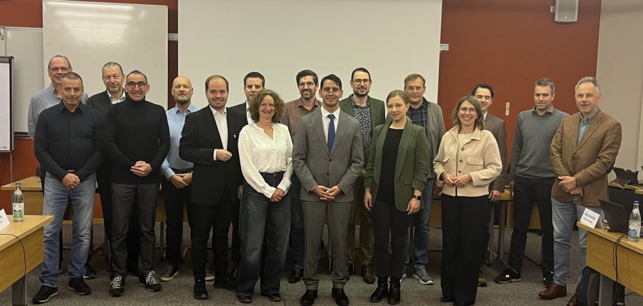 Geschäftsstellenleiter zu Besuch Oberbürgermeister Dr. Enis Tiz begrüßte die Hauptamtsleiterinnen und -leiter im Sitzungssaal des Rathauses.