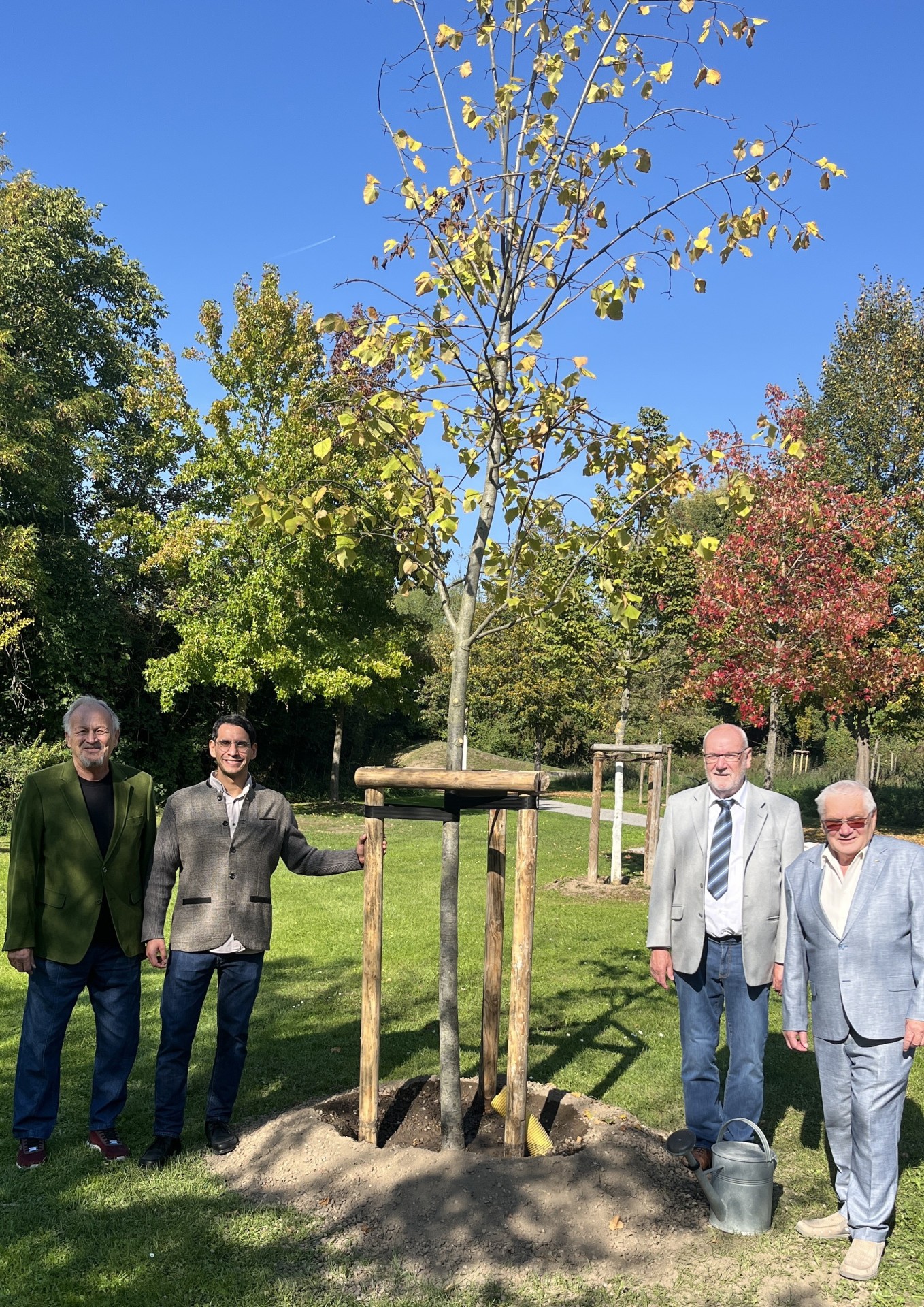 Kitzinger Freimaurer spenden Baum Ein neuer Baum im Gartenschaugelände: Oberbürgermeister Dr. Enis Tiz (zweiter von links) mit den Mitgliedern der Kitzinger Freimaurer-Loge: Thomas Hauschild, Heinz Menninga und Oskar Weinig.