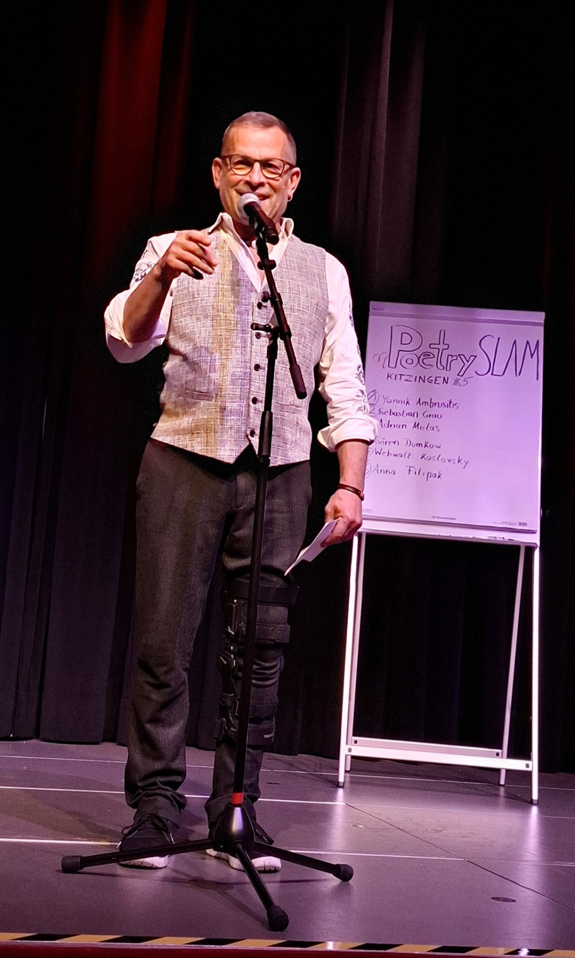 Poetry Slam Manfred Manger wird wieder durch den Poetry-Abend in Kitzingen führen.