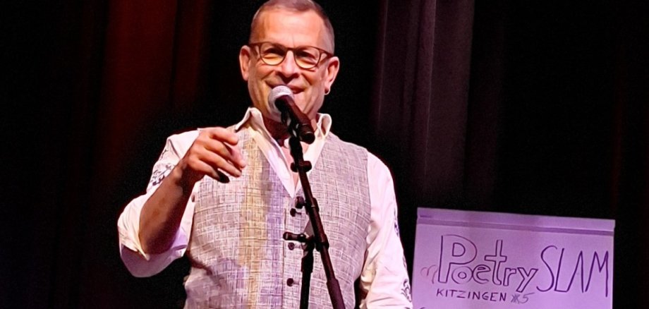Manfred Manger wird wieder durch den Poetry-Abend in Kitzingen führen.