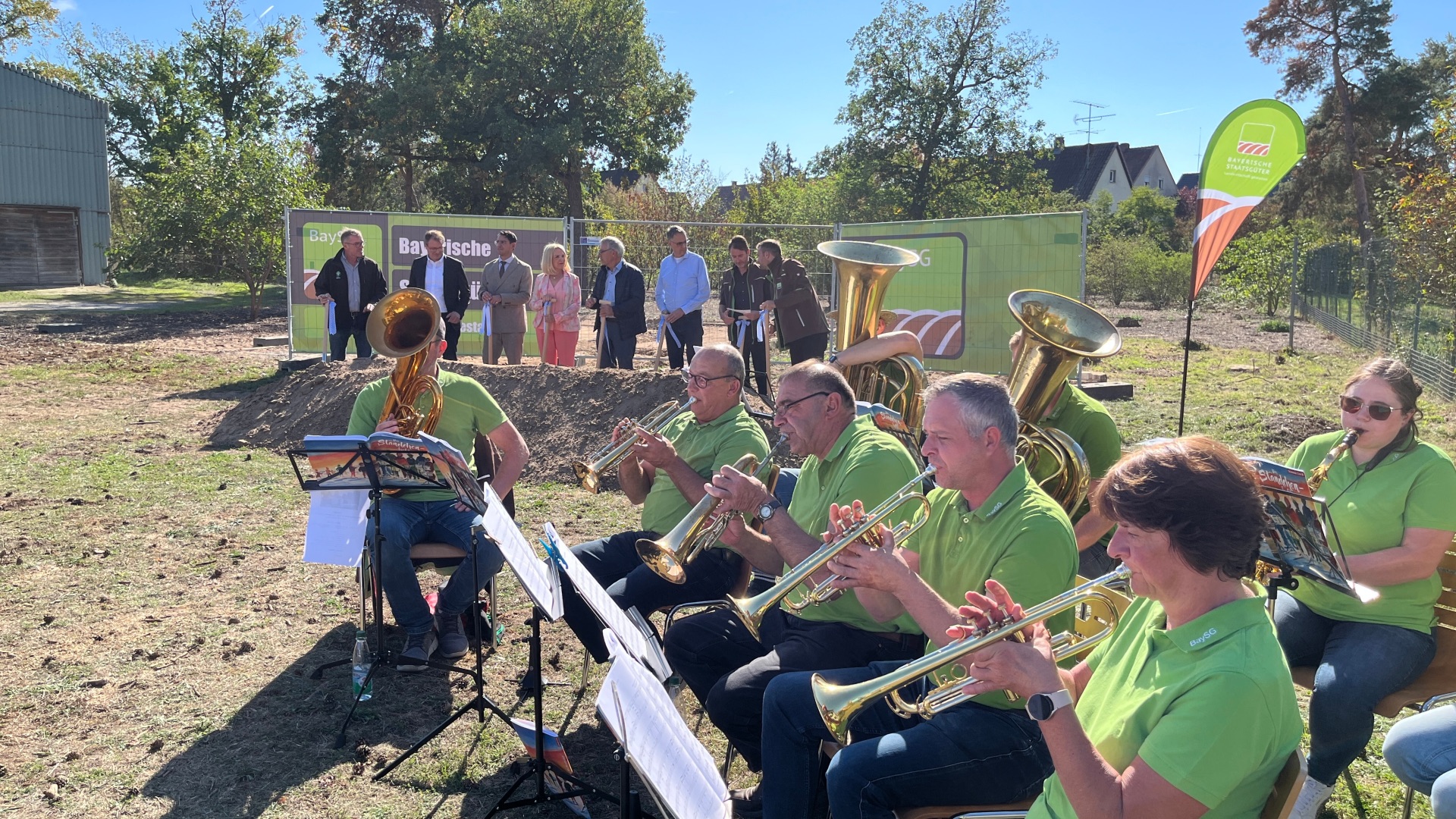 Spatenstich in der Siedlung Spatenstich mit Musik: Die „Staatsgut-Kapelle“ umrahmte die Veranstaltung musikalisch. Den symbolischen Auftakt der Bauarbeiten begleiteten Führungskräfte der Bayerischen Staatsgüter, Vertreter des beauftragten Architekturbüros sowie Landrätin Tamara Bischof und Oberbürgermeister Dr. Enis Tiz.