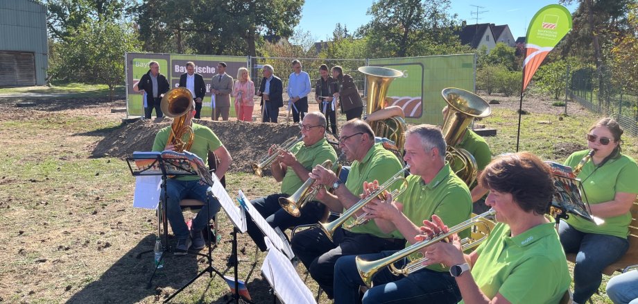Spatenstich in der Siedlung Spatenstich mit Musik: Die „Staatsgut-Kapelle“ umrahmte die Veranstaltung musikalisch. Den symbolischen Auftakt der Bauarbeiten begleiteten Führungskräfte der Bayerischen Staatsgüter, Vertreter des beauftragten Architekturbüros sowie Landrätin Tamara Bischof und Oberbürgermeister Dr. Enis Tiz.
