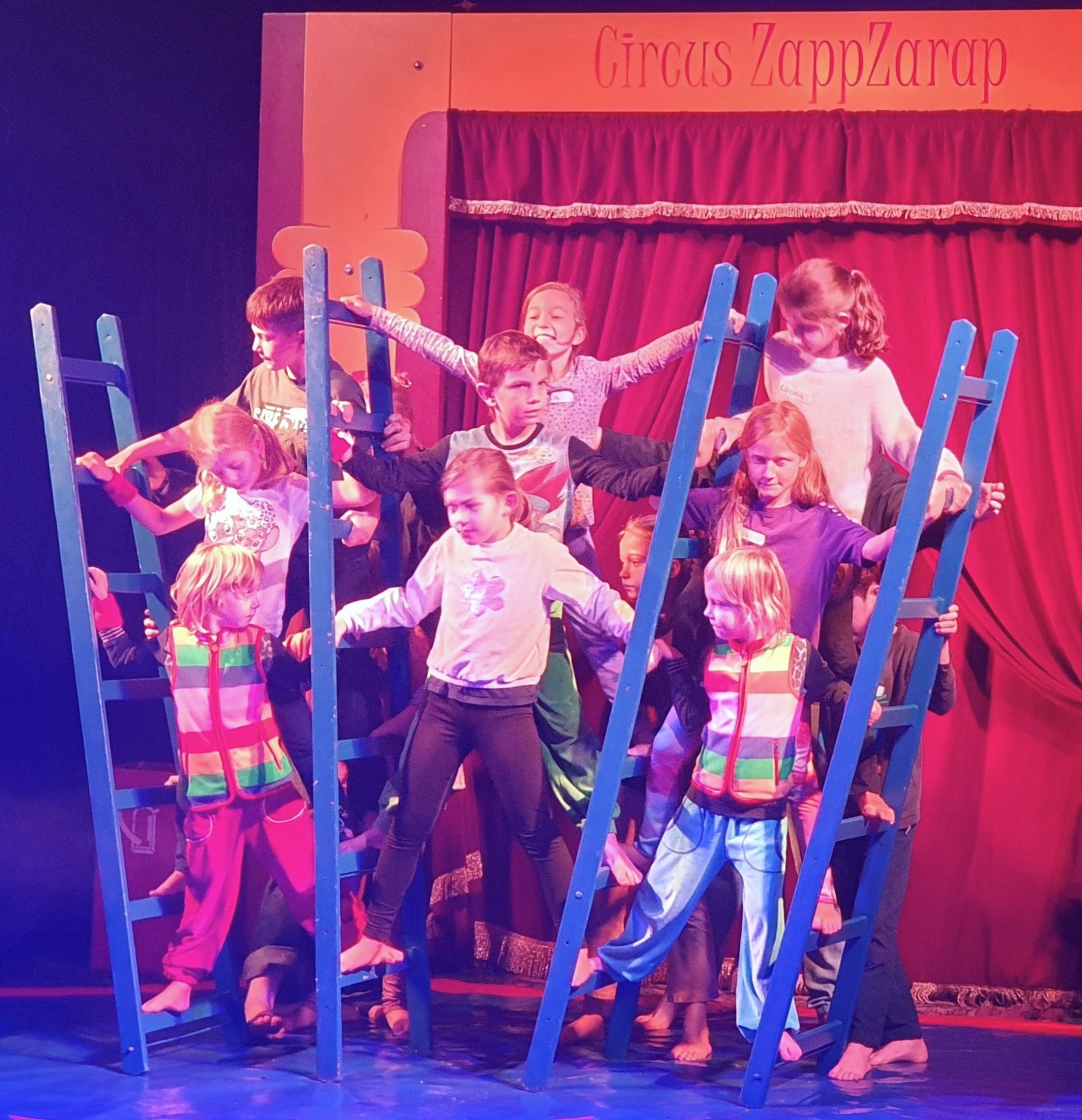 Zirkusprojekt Grundschule Siedlung Mit Feuereifer und viel Spaß sind die Kinder der Siedlungsgrundschule beim Zirkusprojekt dabei.