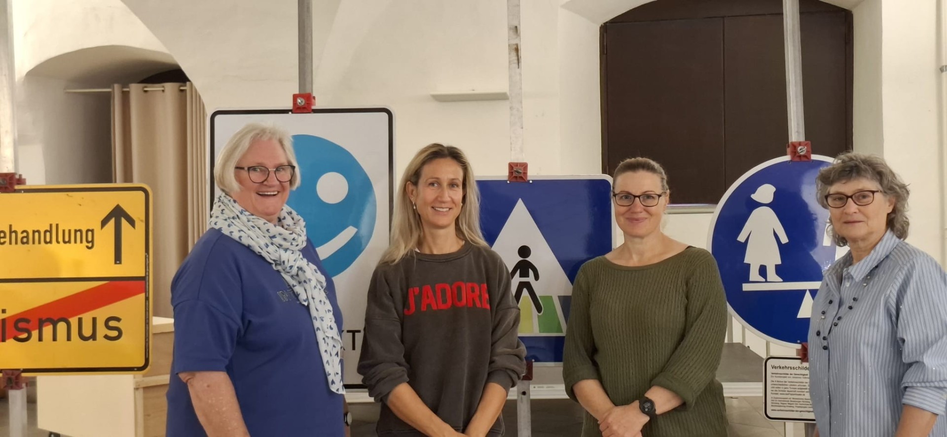 Sie laden zur Ausstellung in die Rathaushalle ein: Astrid Glos, Sabine Laschinski-Mitnacht (WirKT), Martina Taillefer-Schnepf vom Kreisjugendring und Albina Baumann von der Landsmannschaft der Deutschen aus Russland. 