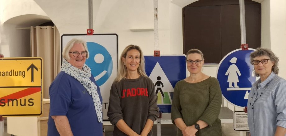 Neue Ausstellung in der Rathaushalle Sie laden zur Ausstellung in die Rathaushalle ein: Astrid Glos, Sabine Laschinski-Mitnacht (WirKT), Martina Taillefer-Schnepf vom Kreisjugendring und Albina Baumann von der Landsmannschaft der Deutschen aus Russland.