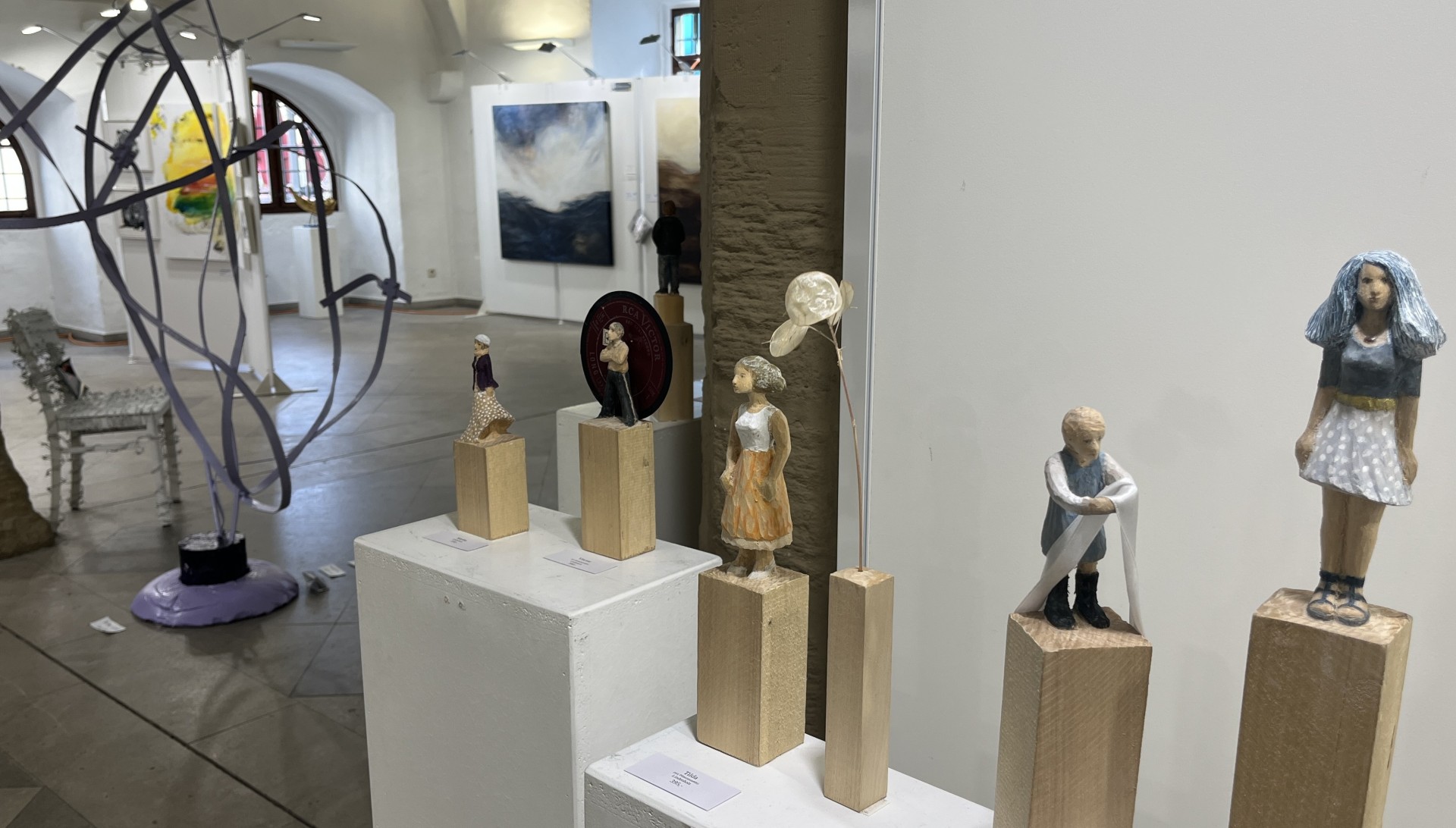 Sehenswerte Ausstellung Bilder, Figuren, Plastiken und andere künstlerische Werke sind bis Sonntag, 20. September, in der Kitzinger Rathaushalle zu sehen.