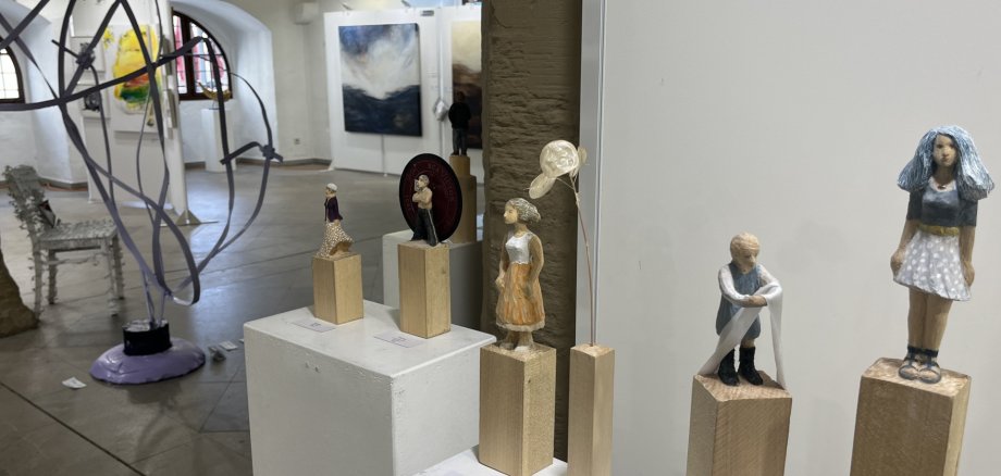 Sehenswerte Ausstellung Bilder, Figuren, Plastiken und andere künstlerische Werke sind bis Sonntag, 20. September, in der Kitzinger Rathaushalle zu sehen.
