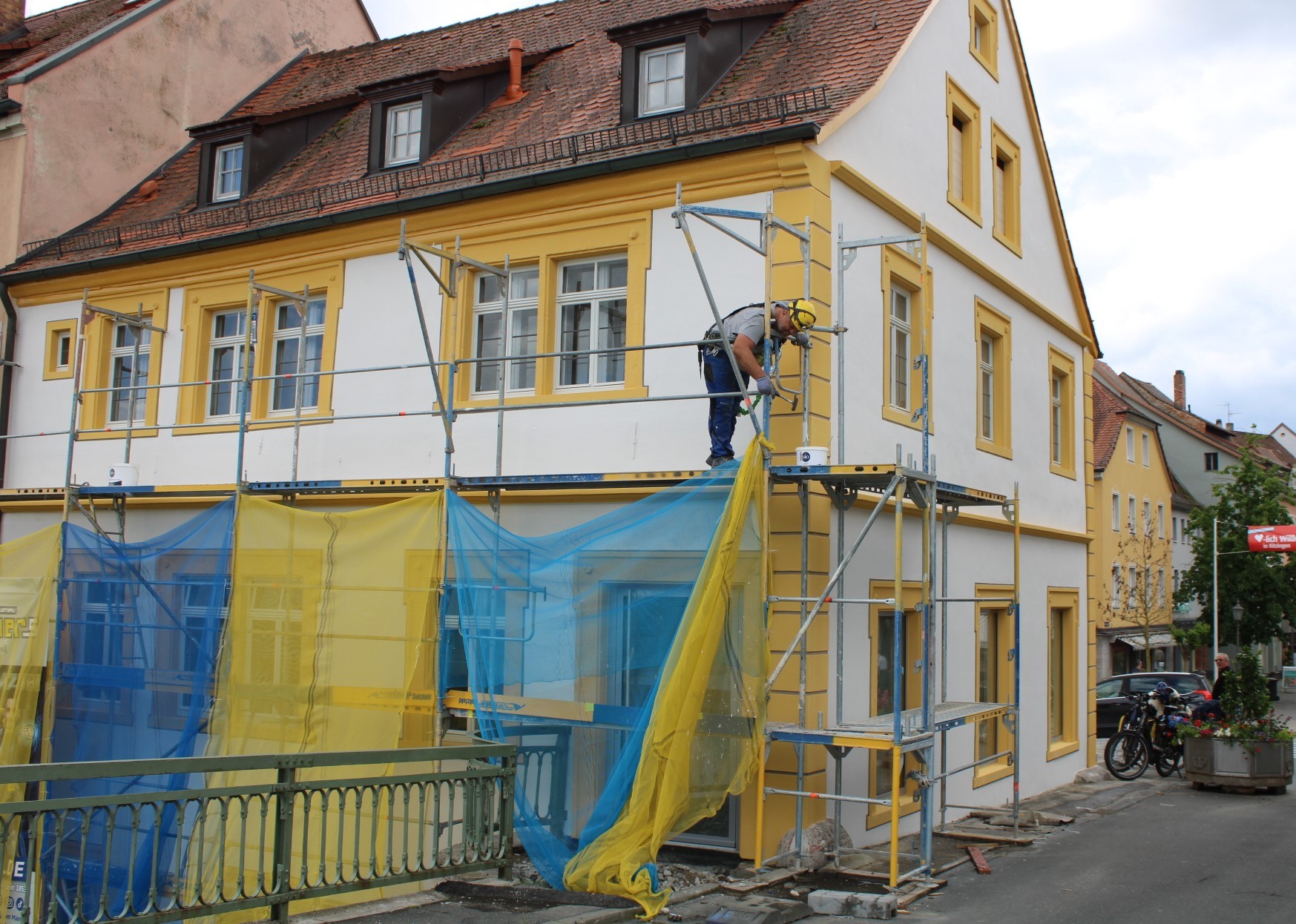 Gerüst Touristinfo Bauarbeiter baut das Gerüst an der sanierten Touristinfo ab