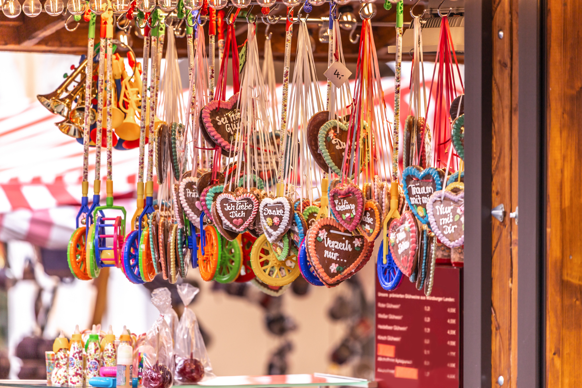 Lebkuchenherzen auf einem Volksfest. Verschieden beschriftete Lebkuchenherzen an einem Stand auf einem Volksfest.