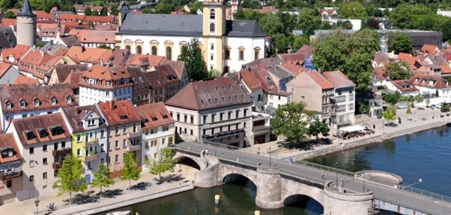 Luftbild auf die Alte Mainbrücke und die Kitzinger Altstadt.