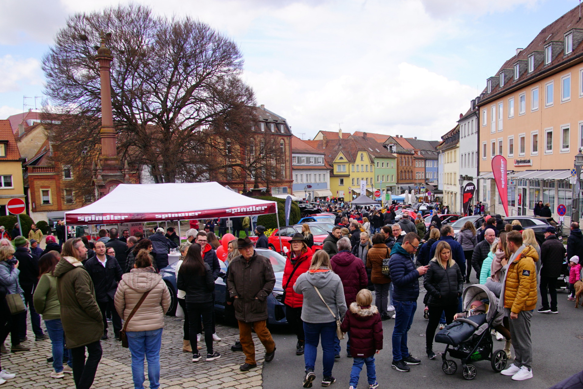 Besucher auf der Automeile beim Kitzinger Frühling.