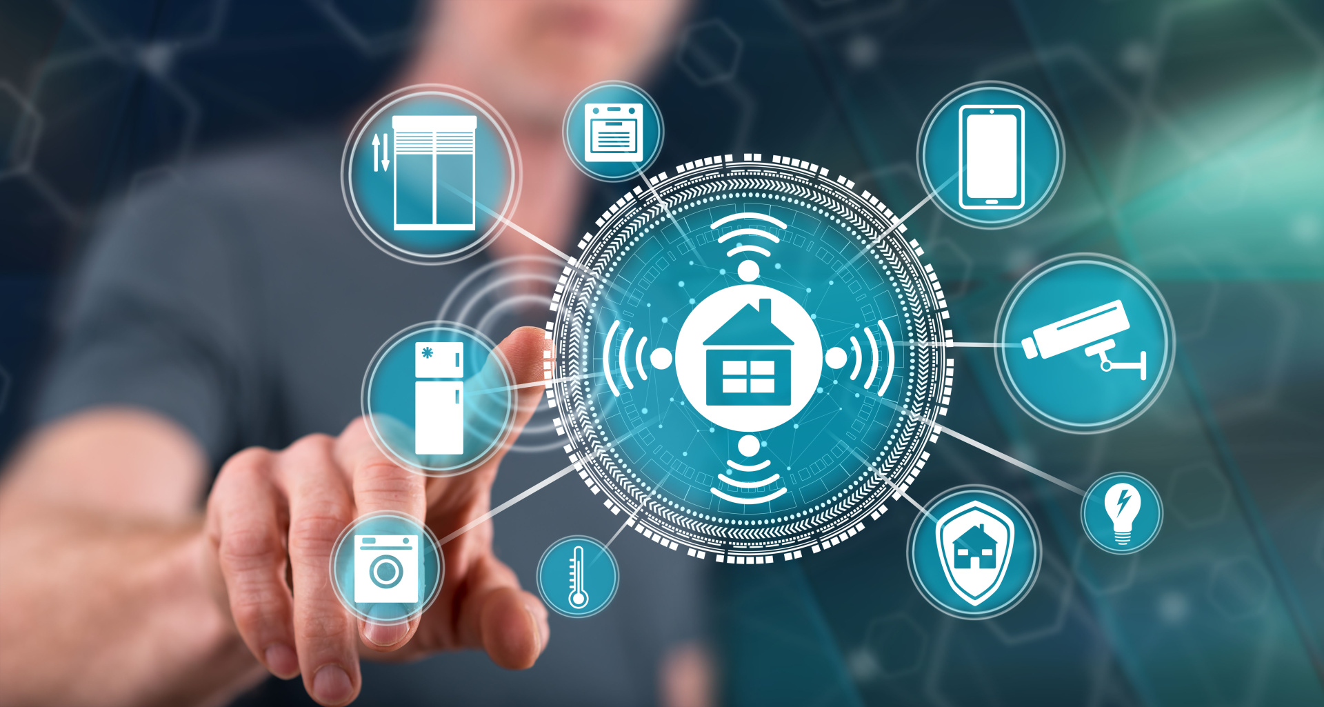 Ein Mann berührt mit dem Finger ein Smart-Home-Konzept auf einem Touchscreen.