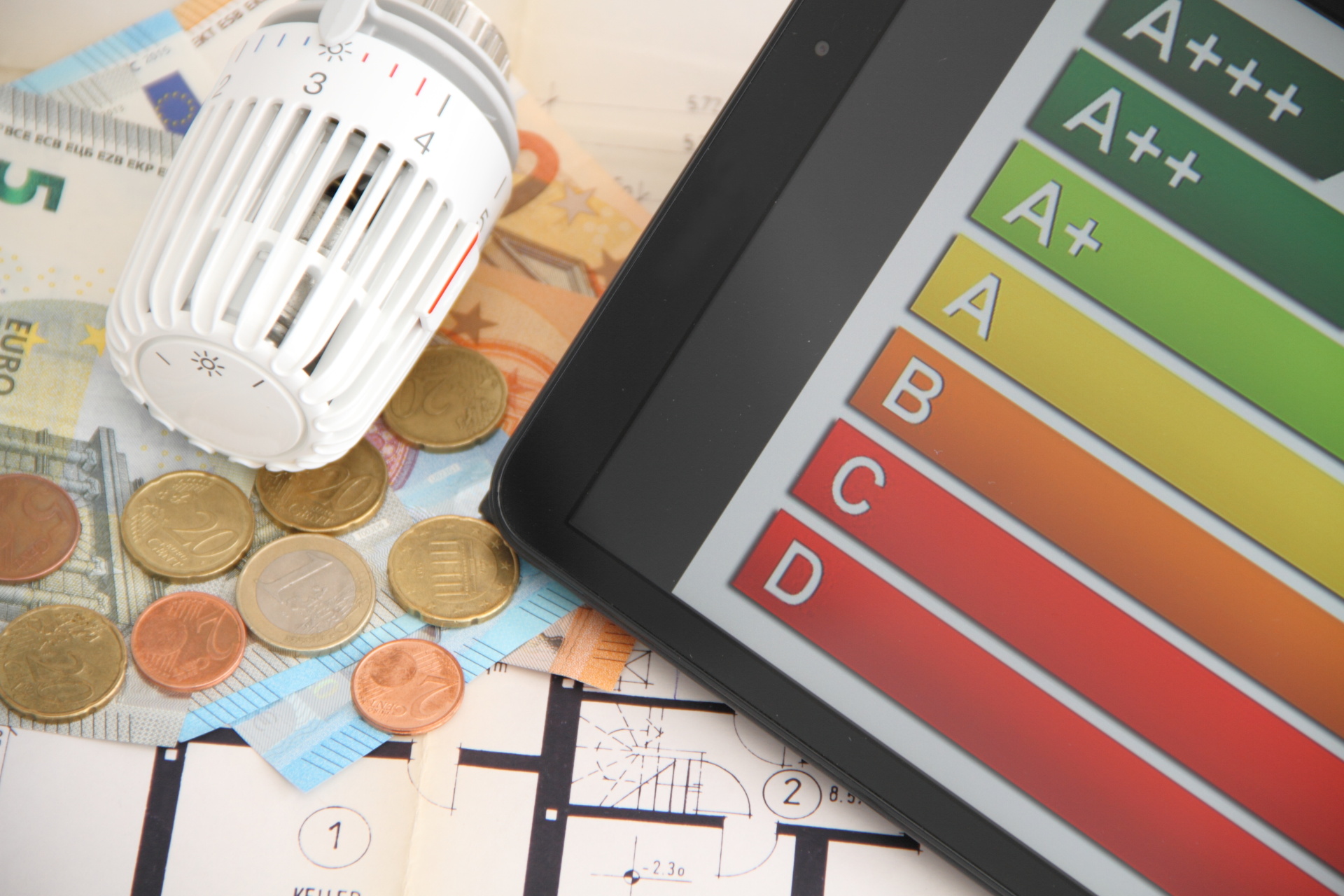 Heizungsthermostat mit Energielabel auf einem Grundrissplan