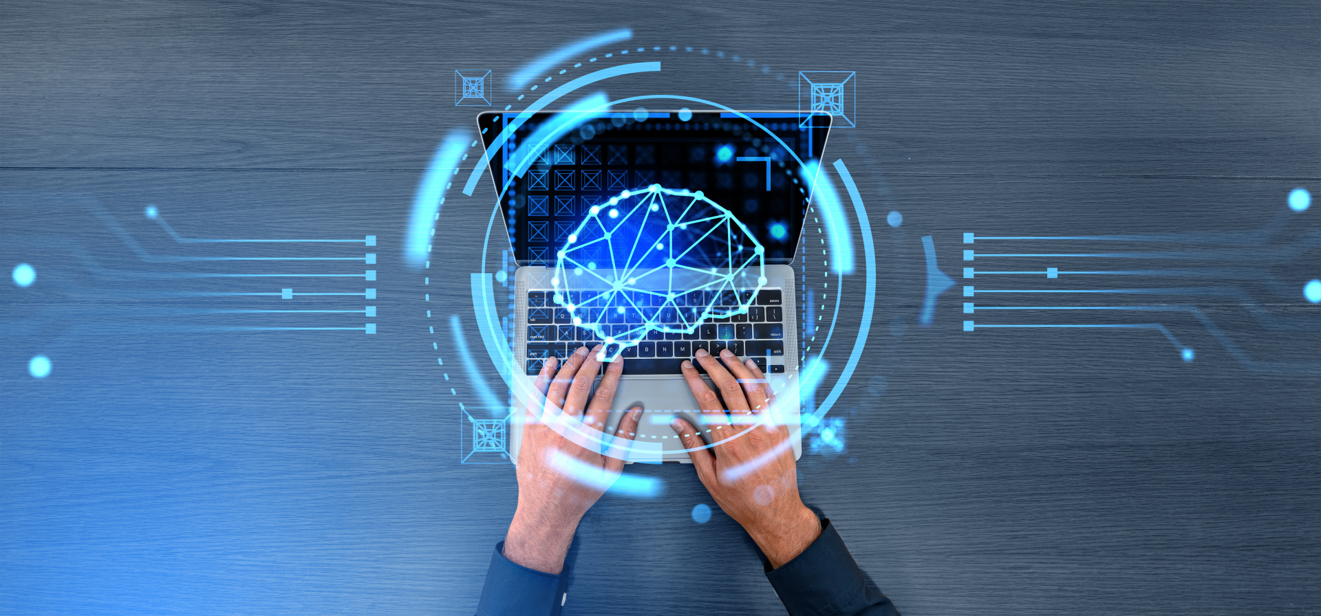 Männerhände tippen auf einer Laptop-Tastatur, Draufsicht. Leuchtendes HUD mit verbundenen digitalen Linien und Scansystem. Konzept von künstlicher Intelligenz und Technologien.