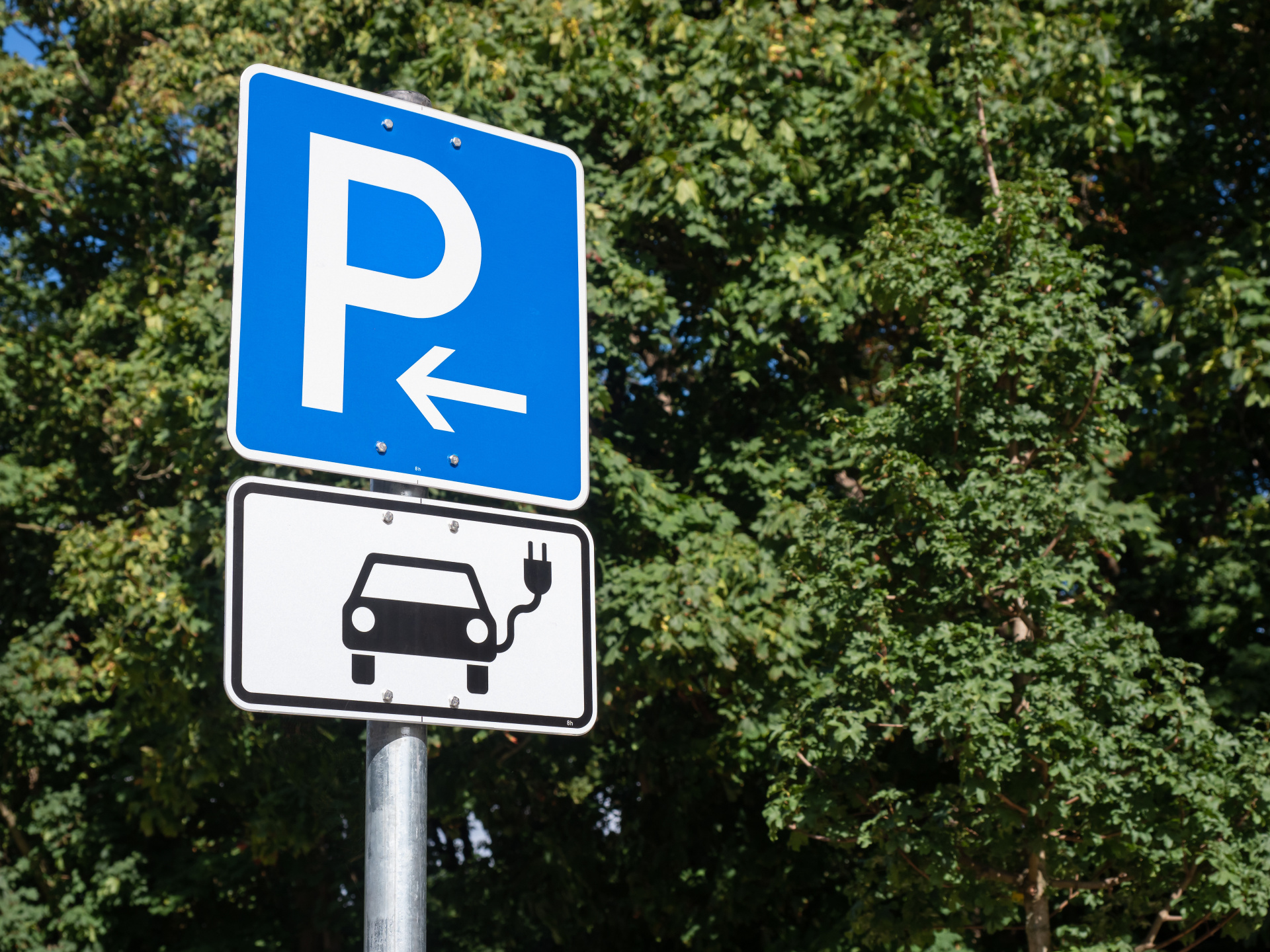 Hinweisschild Parkplatz und Aufladestation für Elektroauto