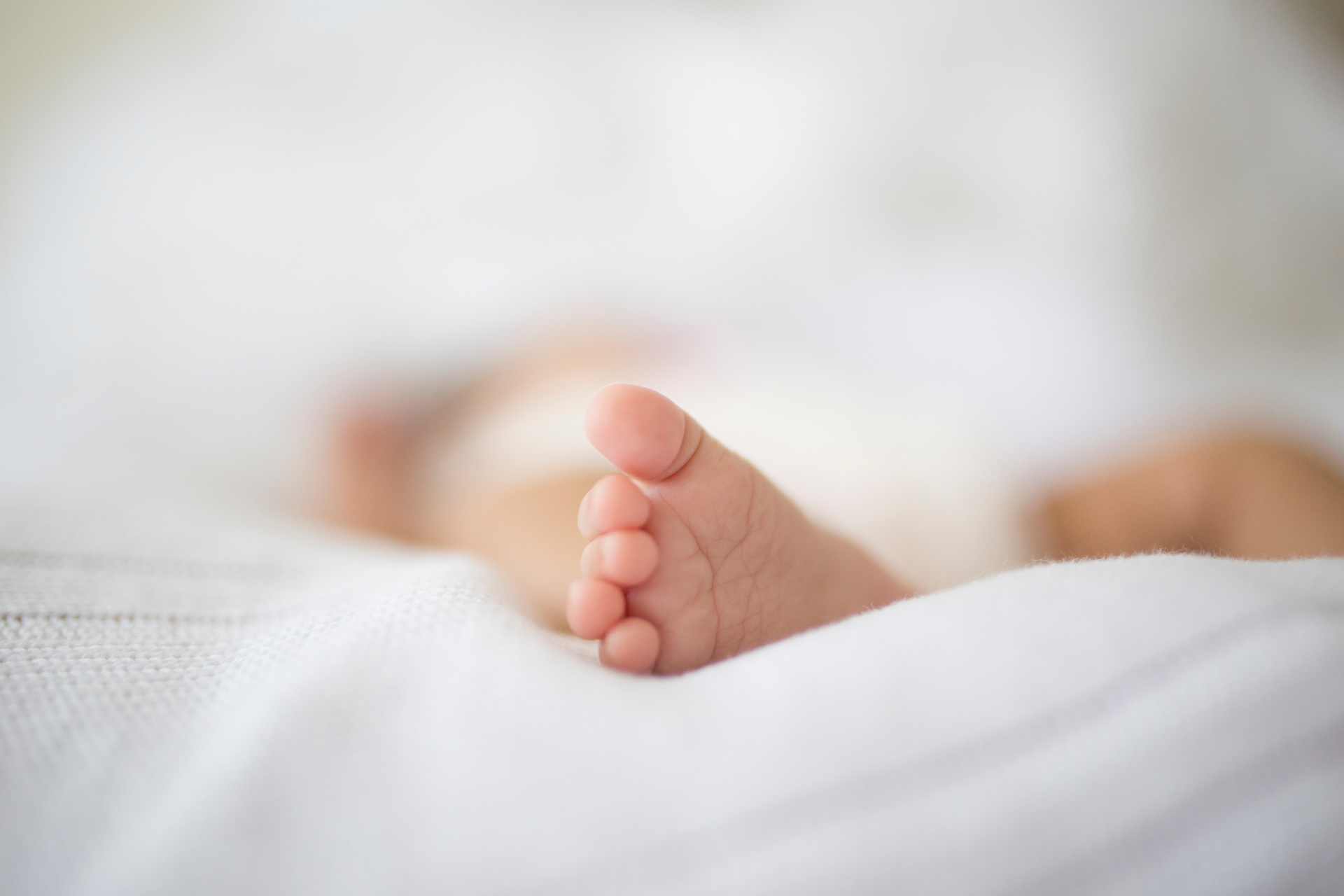 Babyfüße in einem weißen Tuch