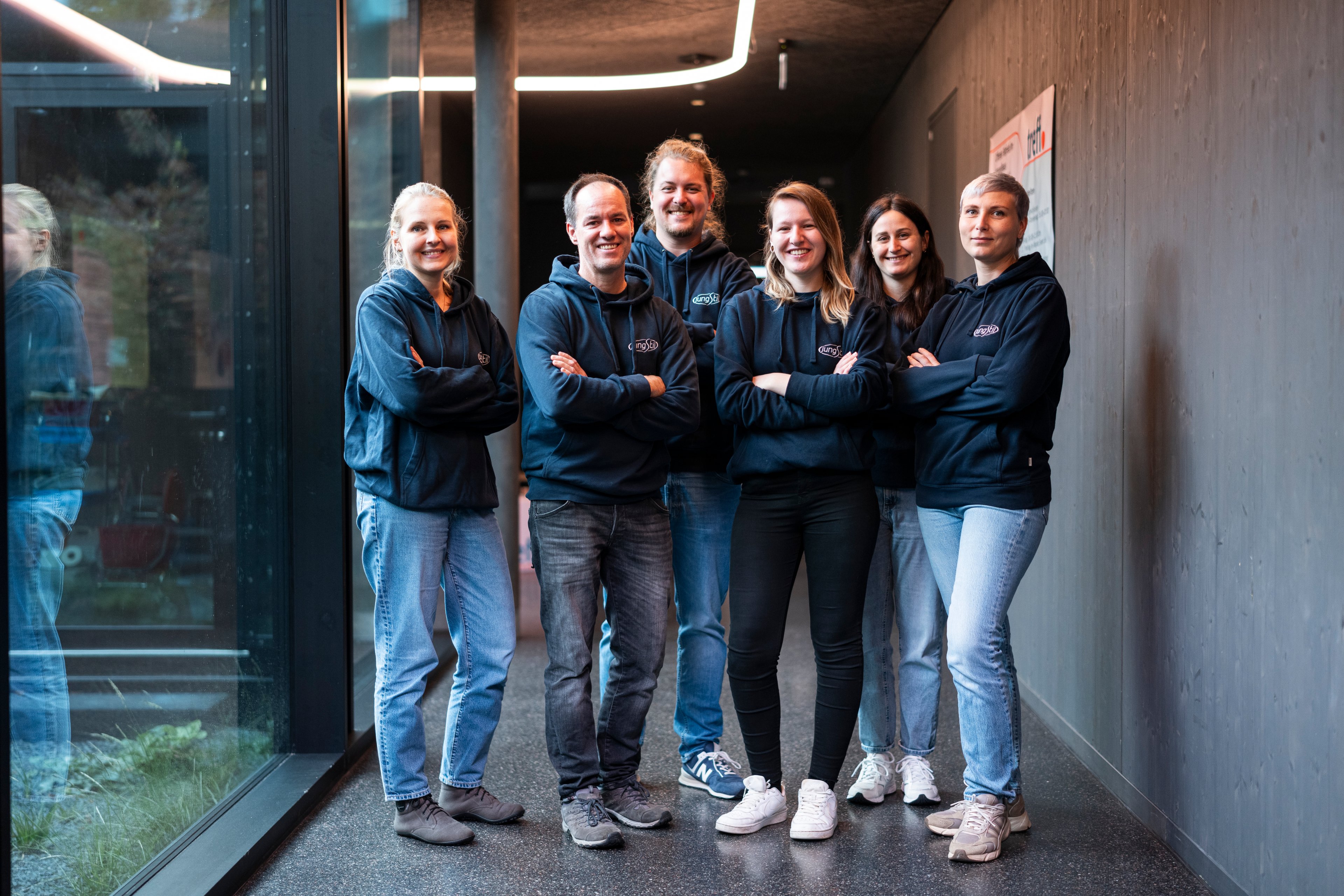 Team jungStil Das Team von jungStil sitzt im neuen Haus für Jugend und Familie nebeneinander.
