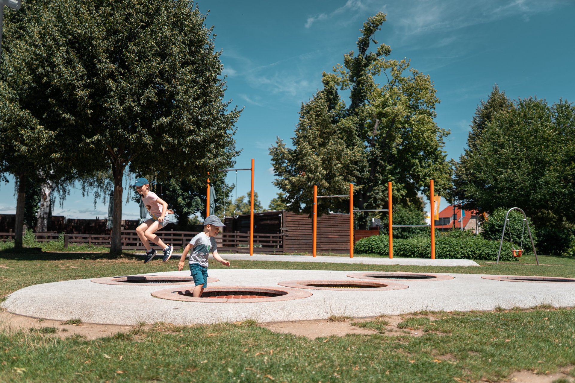 Kinder spielen auf einem Spielplatz