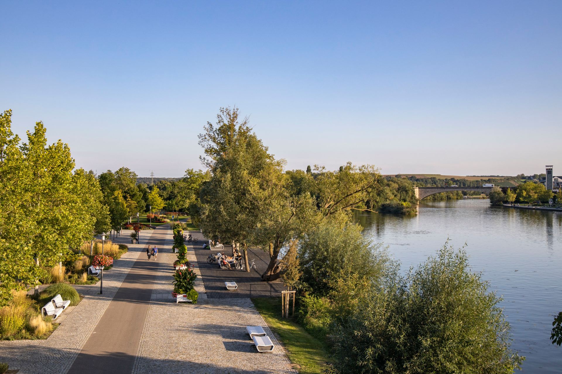 Blick von oben auf das Gartenschaugelände in Kitzingen.