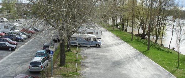 Blick von der Mainbrücke auf das Etwashäuser Mainufer 2008. In diesem Jahr durften dort noch Autos und Wohnmobile parken.