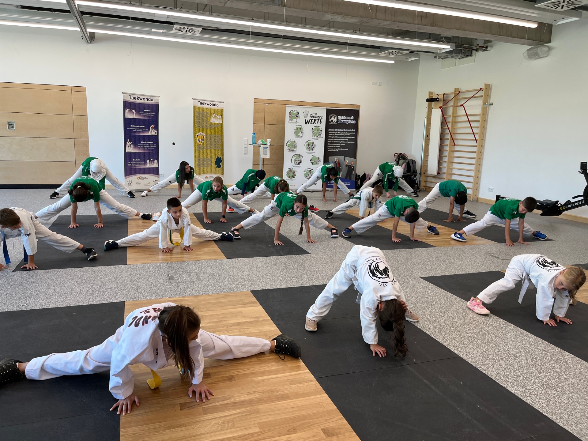 Die Kinder von Mustang KT führen eine Teakwondo-Show auf. Sie zeigen wie sie in den Spagat kommen.