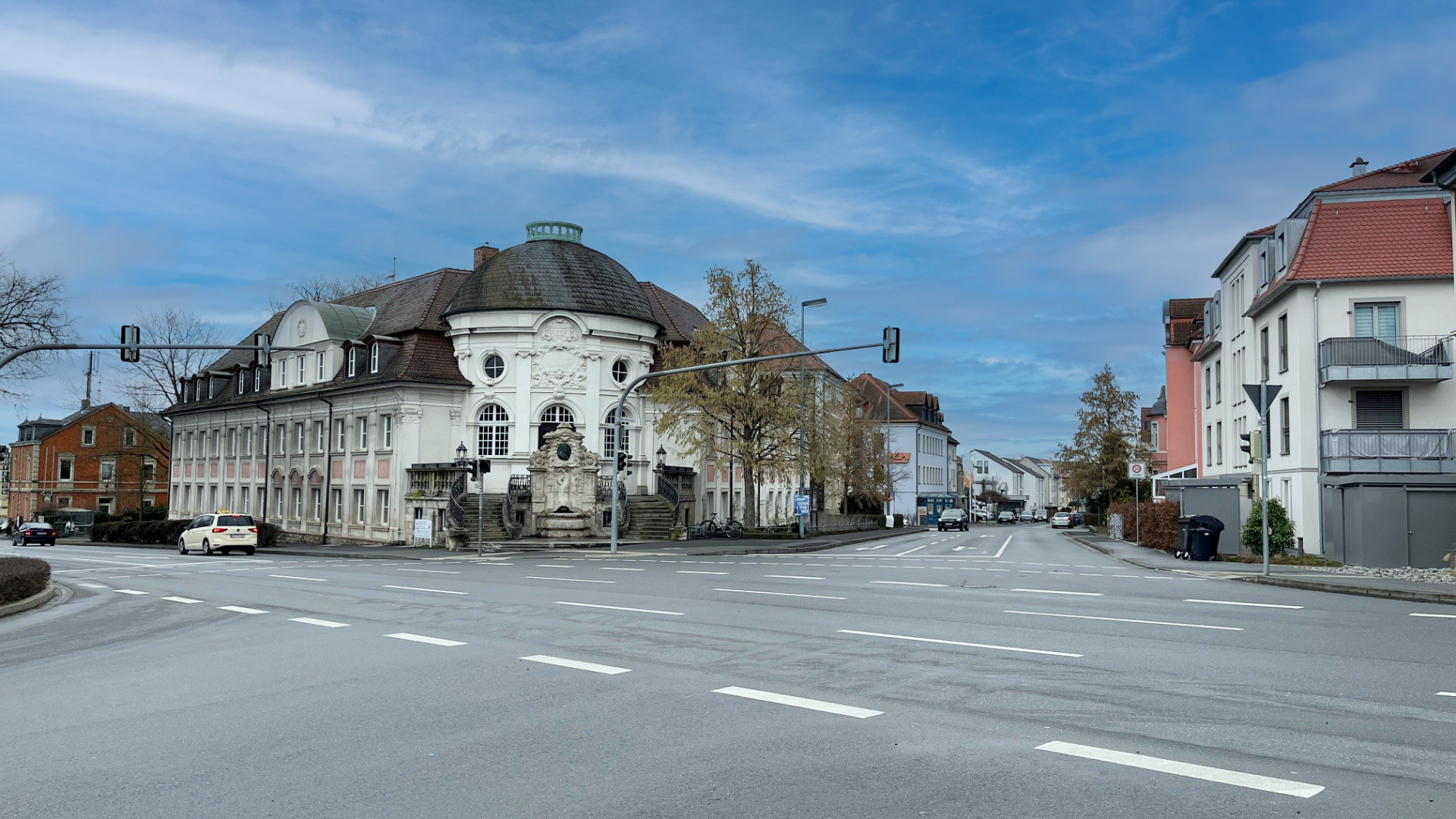 Außenansicht des Luitpoldbaus an der B8. Heute sind dort die Bücherei und die vhs zu finden.