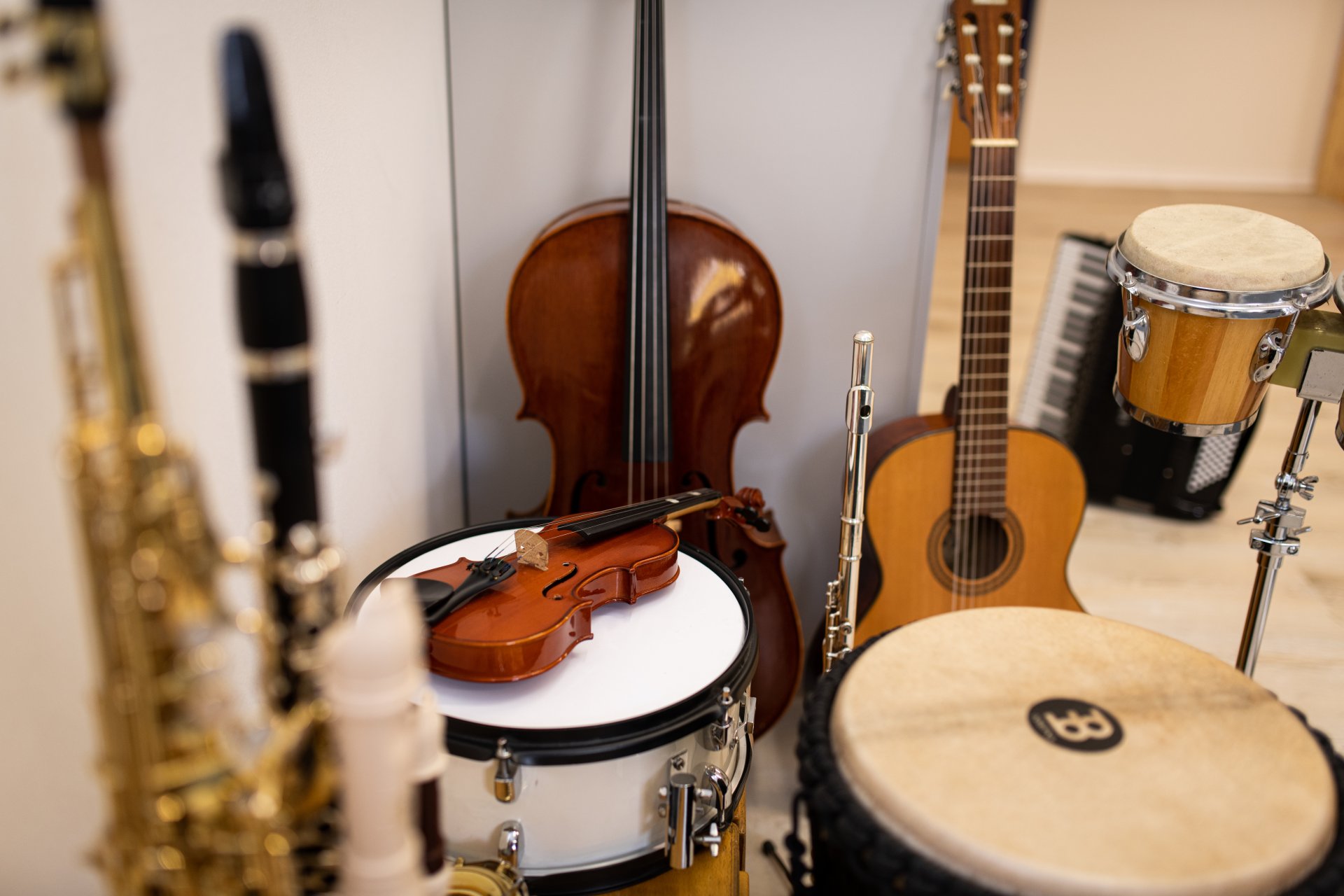 Instrumente Verschiedenste Instrumente stehen nebeneinander und zeigen das vielfältige Instrumentalangebot der Musikschule der Stadt Kitzingen
