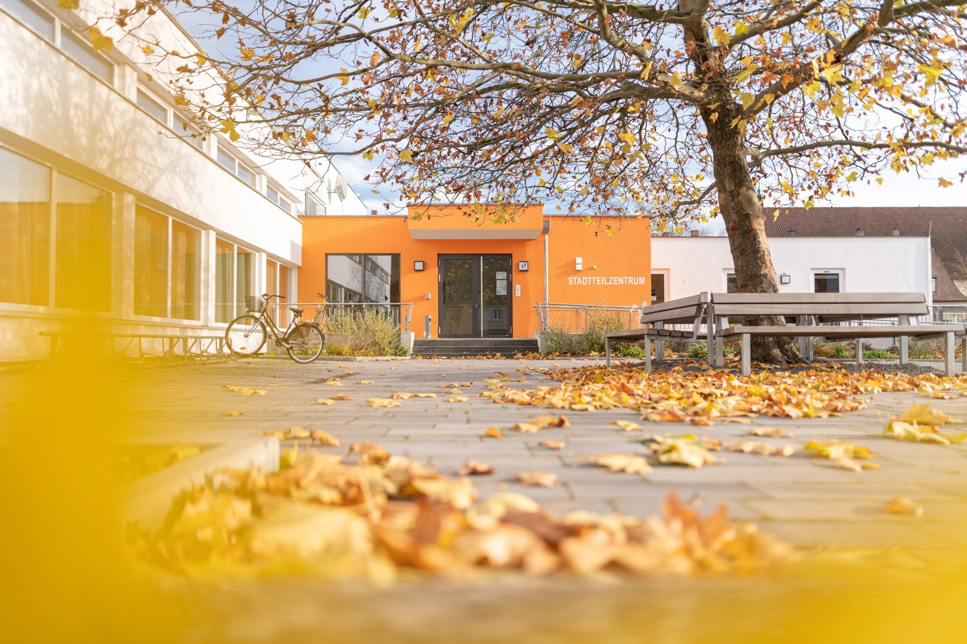 Stadtteilzentrum in der Siedlung im Herbst