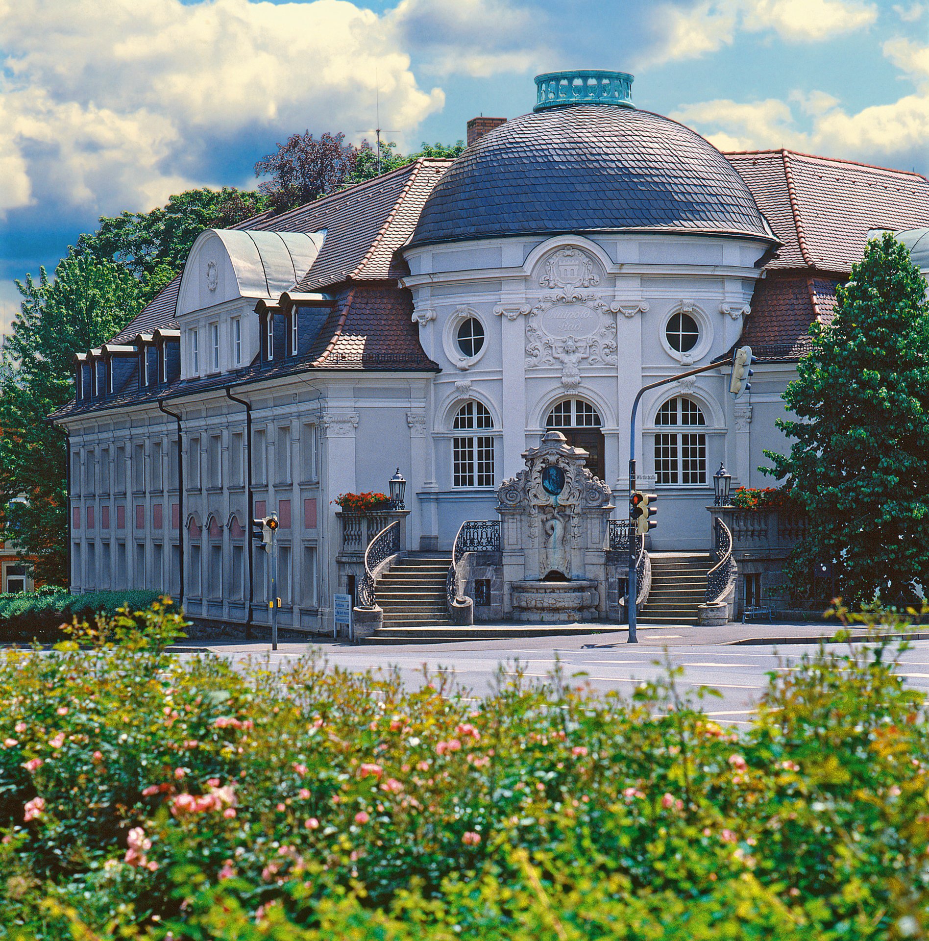 Luitploldbau Kitzingen Der Luitpoldbau in Kitzingen am Hindenburg Ring Süd 3.