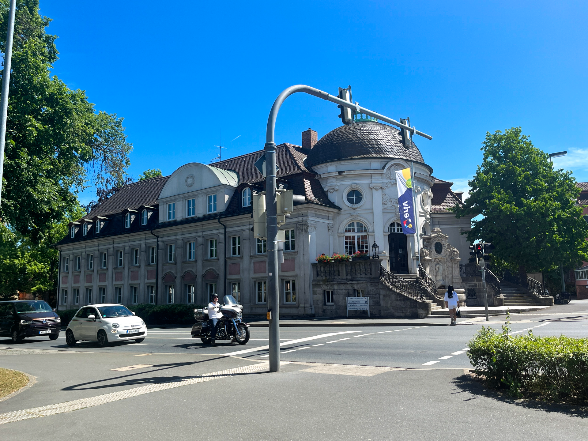 Luitpoldbau im Sommer mit vhs Fahne am Eingang.