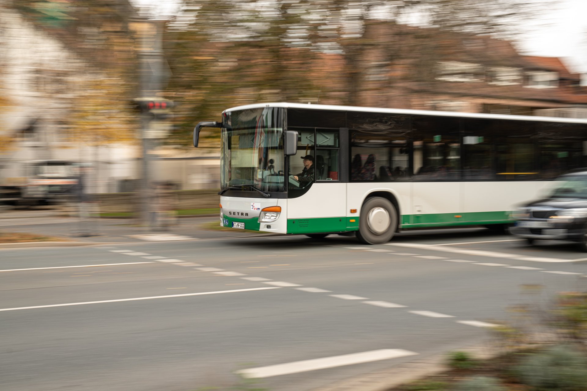 Bus Ein Bus fährt über eine Ampel im Stadtgebiet.