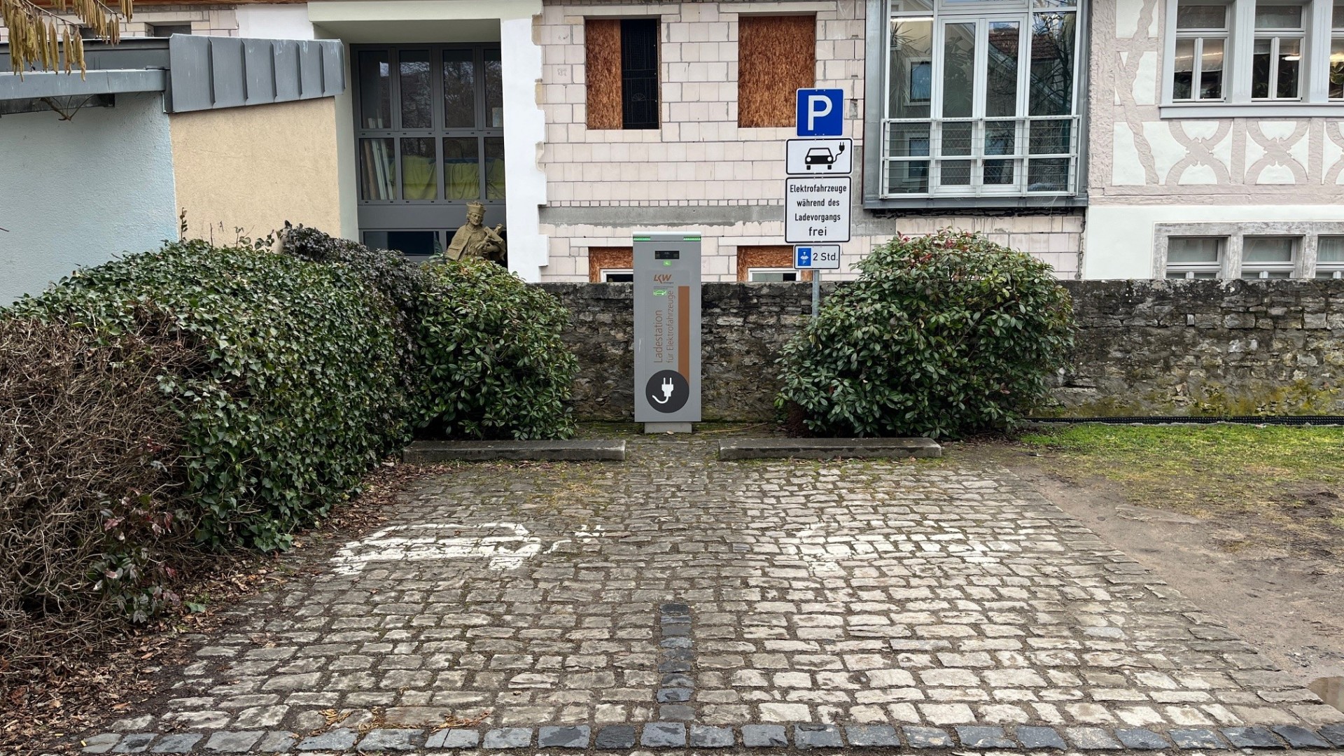 Zwei Parkplätze, einer davon mit E-Ladesäule im Schwalbenhof.